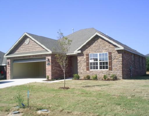 CLOSE TO WAL-MART HOME OFFICE. ADDITIONAL $25/MO FOR A 6 MO LEASE TERM.