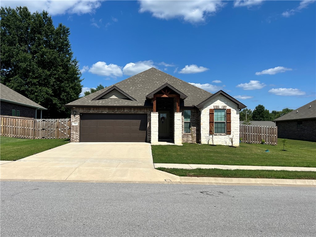 Beautiful house, open concept, huge backyard, like new, excellent location.