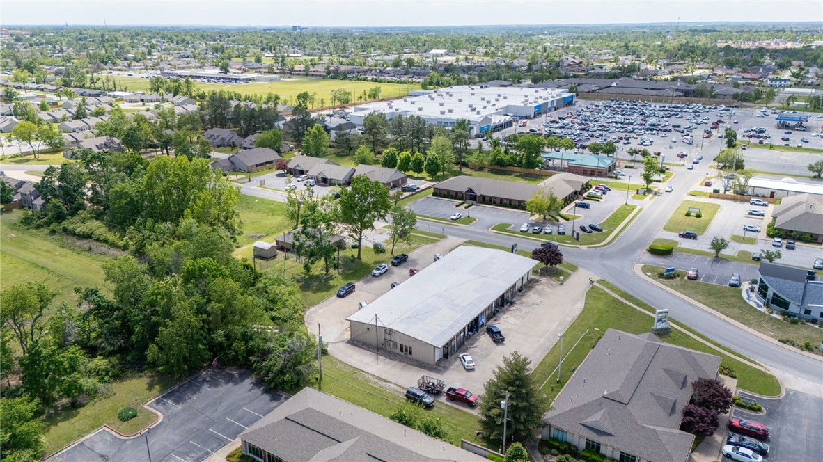 Universal Plaza - Commercial Lease