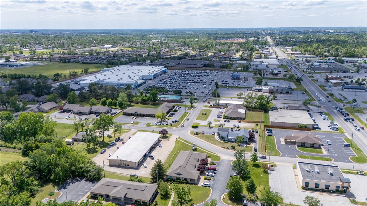 Universal Plaza - Commercial Lease