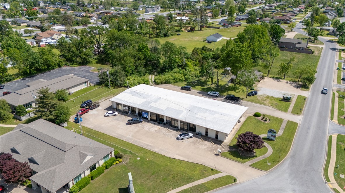 Universal Plaza - Commercial Lease