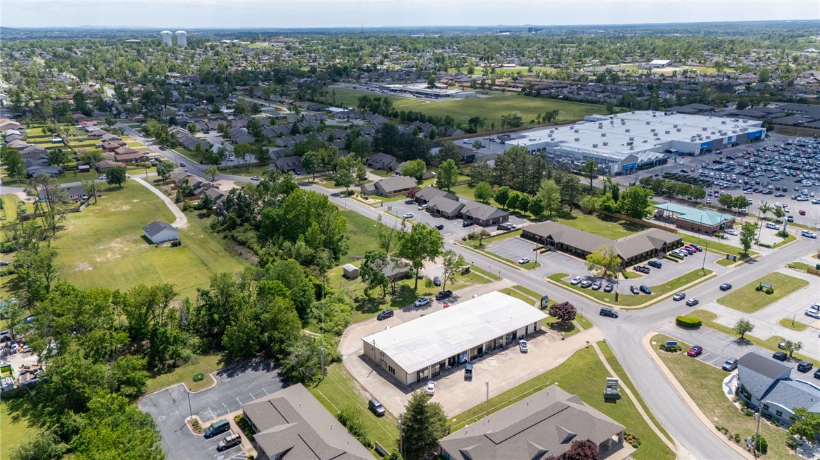 Universal Plaza - Commercial Lease