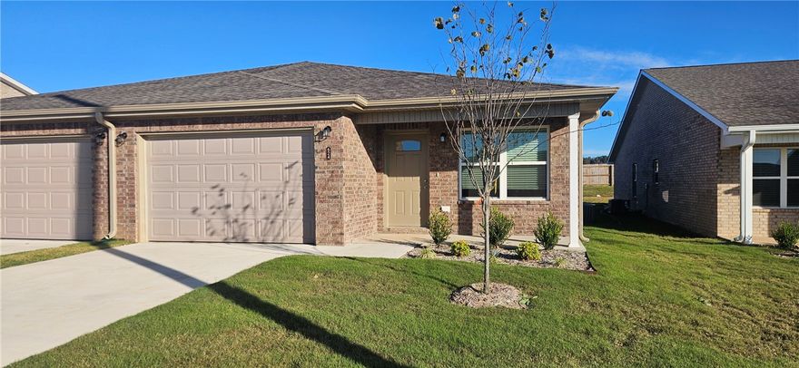 Brand new duplexes in Bentonville close to NWA Regional Airport for lease. Home features 3 bedrooms, 2 bathrooms, 2 car garage, LVP throughout home, granite countertops, ceiling fans, open floorplan, covered back patio for grilling/entertaining, fenced in yard and all appliances included..
