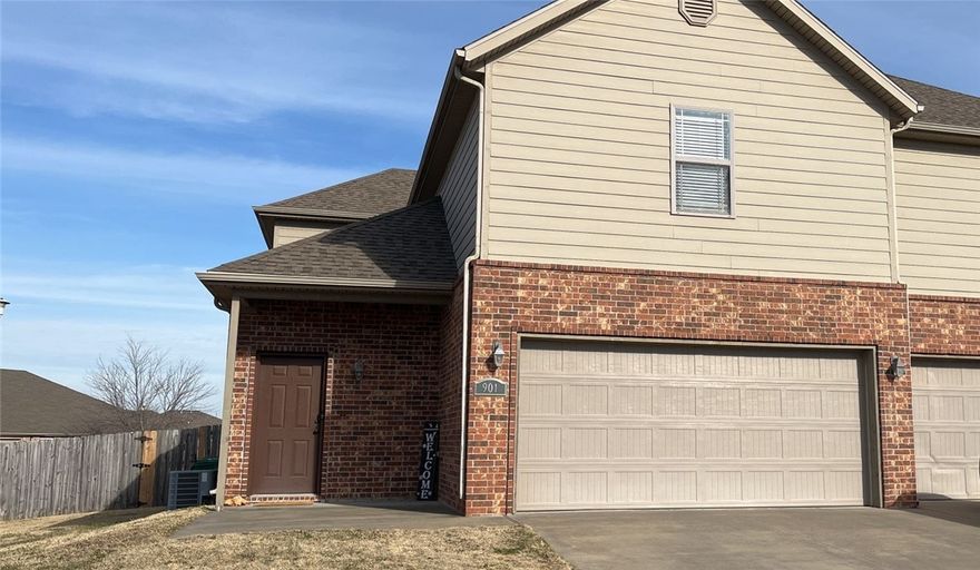 Great 3 bed 2 1/2 bath Duplex in Centerton. Hard wood flooring in main living area. Gas fire place in living room, granite counters, stainless appliances, large pantry. Lots of storage, 3 large bedrooms, master has walk in closet, separate jetted tub and shower with duel sinks. Fenced yard 2 car garage.