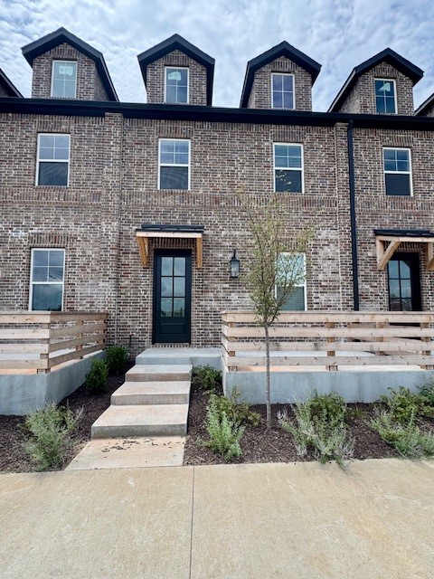 Welcome to 5914 S Bellview Rd ā a beautiful brand new townhome offering comfort, space, and convenience in one of Rogers' most desirable areas. This 3-bedroom, 2-bath home features an open floor plan with abundant natural light, a modern kitchen with stainless steel appliances, and a spacious living area perfect for entertaining. The primary suite includes a private bath and walk-in closet, amenities galore and a two-car garage. Located just minutes from Pinnacle Hills, Topgolf, restaurants, shopping, and easy access to I-49. ** NO PETS **