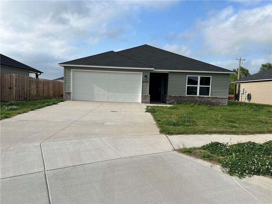 We invite you to view the Foster II floor plan in the popular Fox Tail Village neighborhood.

This spacious three-bedroom, two-bath home provides convenient access to shopping, banking, and schools.