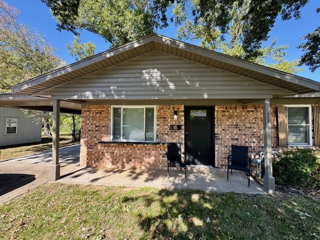 Charming 3-bedroom, 1.5-bath newly remodeled home with a 1-car carport and 1,100 sq. ft. of cozy living space in the heart of Bentonville. This home includes all major appliances including a washer and dryer.  Convenient to all that Bentonville has to offer.  Don't miss out on this opportunity.