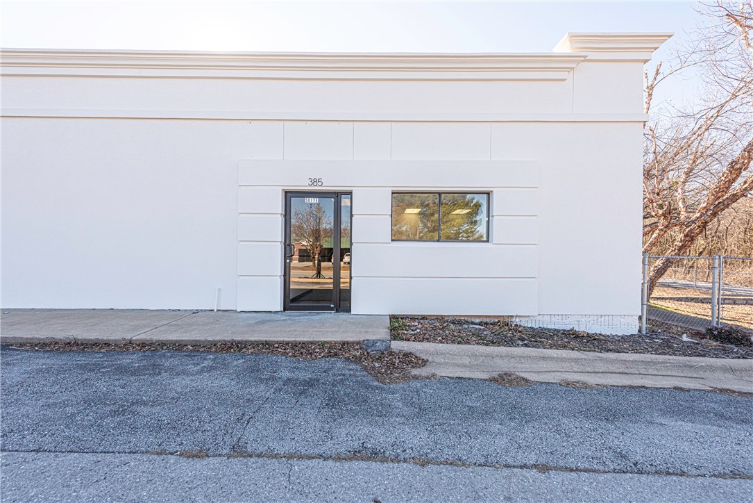 This multi-tenant office/retail space is perfect for anyone looking to be near a business district of Fayetteville! Located between the highly trafficked College Ave & Gregg Ave! Less than 10 minutes from Washington Regional Hospital, Downtown Fayetteville, and I-49! This property features an entry/waiting area, 3 large enclosed rooms, a hallway kitchenette, a breakroom/conference area with kitchenette, 2 bathrooms & a fenced in yard space! Perfect for daycare, office, or retail! Don't miss out!