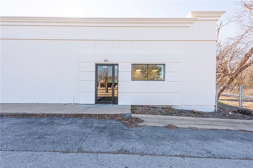 This multi-tenant office/retail space is perfect for anyone looking to be near a business district of Fayetteville! Located between the highly trafficked College Ave & Gregg Ave! Less than 10 minutes from Washington Regional Hospital, Downtown Fayetteville, and I-49! This property features an entry/waiting area, 3 large enclosed rooms, a hallway kitchenette, a breakroom/conference area with kitchenette, 2 bathrooms & a fenced in yard space! Perfect for daycare, office, or retail! Don't miss out!
