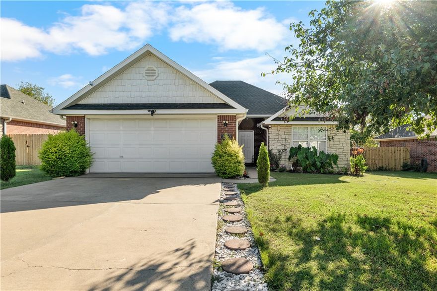 Welcome to this spacious 4-bedroom, 2-bathroom home, recently updated and move-in ready! Freshly painted interior throughout and a beautifully remodeled shower give this home a modern, refreshed feel. Located in a desirable neighborhood, this property is just 5 minutes from Don Tyson food court park, and conveniently close to schools, shopping centers, restaurants, and parks — everything you need is just around the corner!
Motivated seller – don’t miss this opportunity!