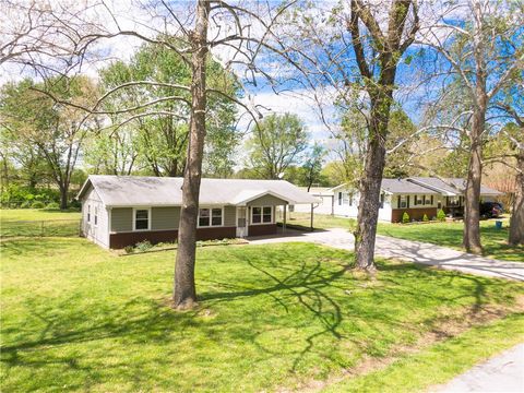 Photo of 1551 N Stephens Avenue, Fayetteville, AR 72701 (MLS # 1348893)