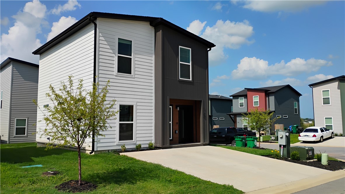 Welcome to 1100 Indiana Avenue, a gorgeous modern Bentonville home in a swiftly growing neighborhood. Ready for immediate move in - Unit comes pre-installed with a washer/dryer set, refrigerator, dishwasher, and microwave.
Modern Amenities Included: Refrigerator, oven, dishwasher, microwave, and in-unit washer/dryer.
Prime Location: Easy access to Bentonville and Centerton, perfect for commuting or exploring the area.
Hassle-Free Living: Enjoy a low-maintenance lifestyle— no yard work required!
Pet-Friendly: Pets are welcome, and the neighborhood dog park is just steps away.