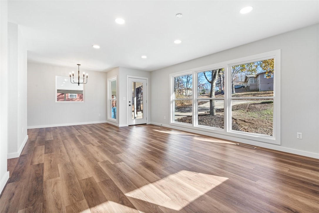 This stunning 2-bedroom, 2-bathroom residence is a haven of comfort and style, boasting a plethora of features that make it an ideal retreat. Nestled in a quiet cul-de-sac, this home offers not only tranquility but also convenient access to various amenities.
As you step inside, you'll be greeted by a fresh and modern interiorāeverything is brand new, ensuring a contemporary and welcoming atmosphere. The spacious living area is designed for both relaxation and entertainment, making it the perfect space to unwind or host gatherings with friends and family.
Outdoor enthusiasts will appreciate the proximity to the renowned Back 40 Trails, just a quick 5-minute drive away. Golfers will be delighted to discover that the Bella Vista Country Club Golf Course and Metfield Golf Complex are mere 10 minutes away, offering premier golfing experiences in a picturesque setting.
Commuting is a breeze with the home's strategic locationāless than 10 minutes to HWY 71 and a quick 15-minute drive to I49.