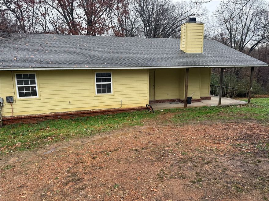 Black Friday SPECIAL! This 3 bed 2 bath home on 3.2 acres is ready for it's new owners! At a pricepoint that can't be beat, the possibilities are endless with this home outside of city limits. Come see it before it becomes someone else's Christmas present :).