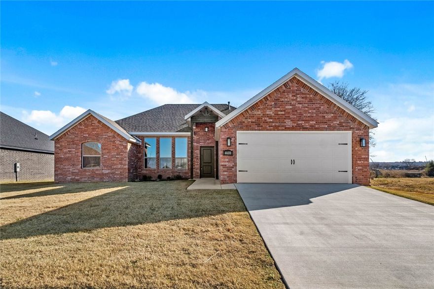 This stunning house offers 3 spacious bedrooms and 2 modern bathrooms. The cozy living room invites you to relax and unwind, while the elegant dining room is perfect for entertaining guests. The fully equipped kitchen boasts stainless steel appliances, granite countertops, and plenty of storage space for all your culinary needs.

?

Step outside onto the covered patio, which offers a great spot for enjoying the outdoors, rain or shine. The attached garage provides ample space for your vehicles, and the laundry room is conveniently located nearby.



Additionally, this house features a versatile space that can be used as an office, pantry, or lockers, depending on your needs. With plenty of natural light and plenty of storage space, this space can easily be customized to suit your lifestyle.



Overall, this house is the perfect combination of modern amenities and classic charm, offering everything you need to live comfortably and stylishly.