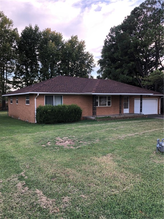 Fixer upper in Gentry priced accordingly. Great opportunity! Investors welcome! Well-built brick exterior Large back yard. Open floor plan. Selling as is.