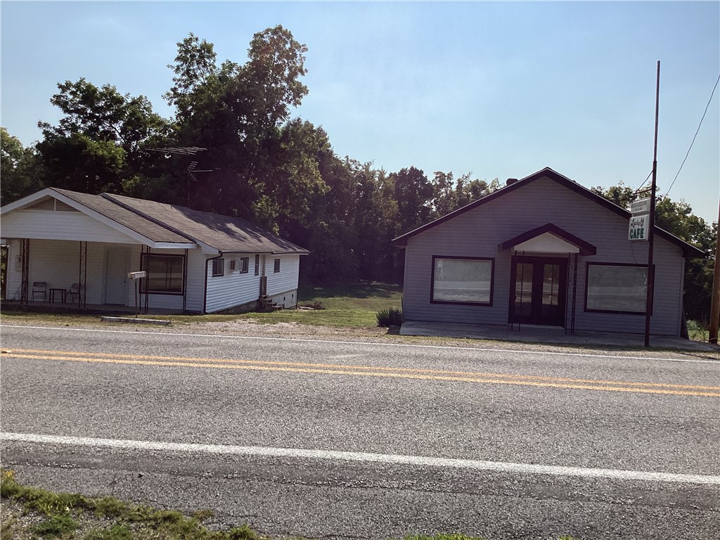 Captivating opportunity to acquire a charming 1-bedroom home in Peel, AR, ideally located just 5 minutes from Peel Ferry and Bull Shoals Lake. This property boasts a generous living room, spacious utility room, well-appointed kitchen with an expansive dining area, and a bathroom. With recent light remodeling and brand new vinyl siding, the main residence and the adjacent building ā formerly a cafe ā offer immense potential. The cafe, having passed a recent health inspection, presents an opportunity for conversion into a profitable guest house or rental. Act swiftly to secure this exceptional property, designed for both additional income potential and personal enjoyment.