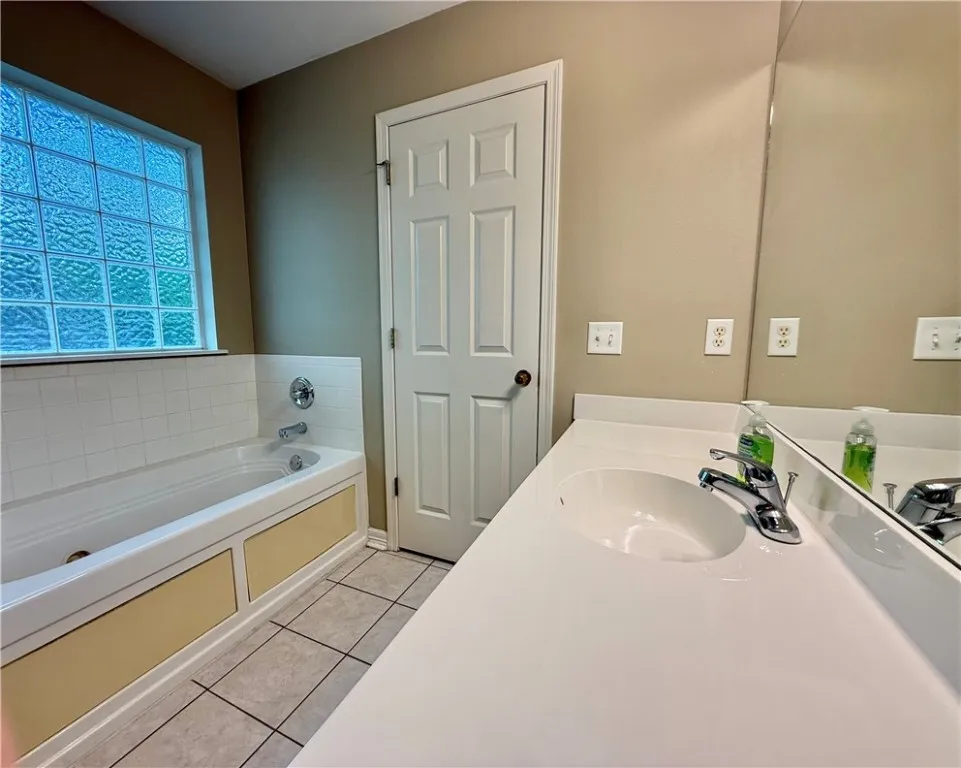 Bentonville, Arkansas 72712, United States, 3 Bedrooms Bedrooms, ,2 BathroomsBathrooms,Residential,Pending,132309