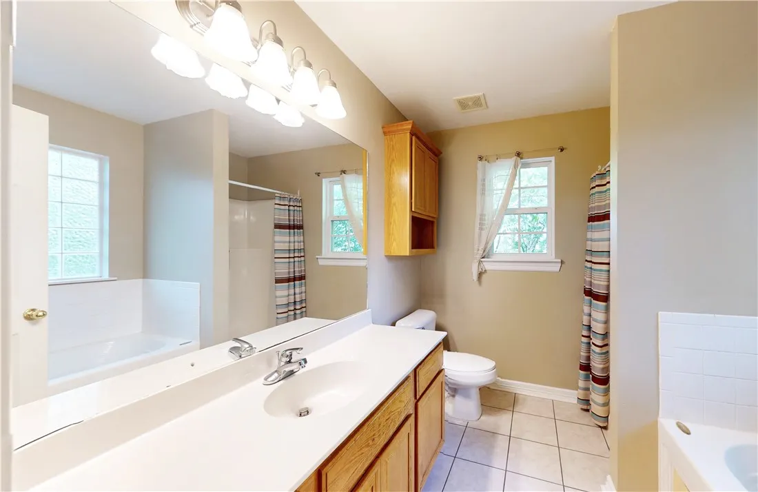 Bentonville, Arkansas 72712, United States, 3 Bedrooms Bedrooms, ,2 BathroomsBathrooms,Residential,Pending,132309