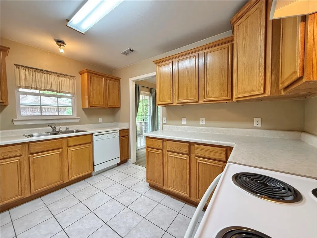 Bentonville, Arkansas 72712, United States, 3 Bedrooms Bedrooms, ,2 BathroomsBathrooms,Residential,Pending,132309