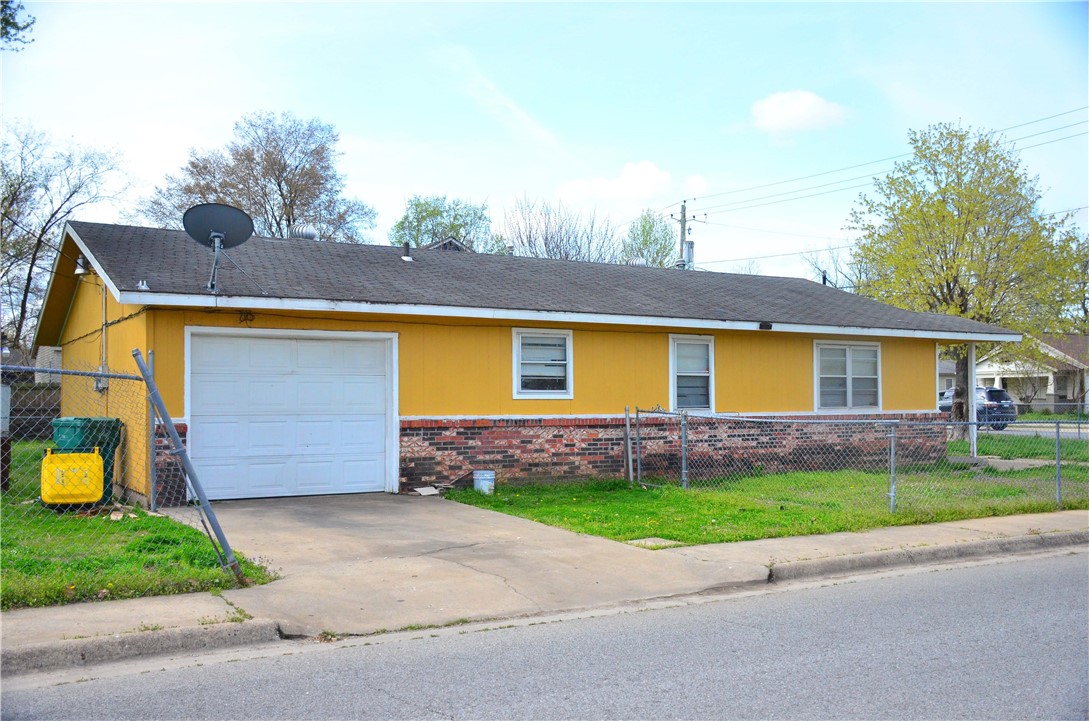 good Investment property, close to downtown Springdale.
Please allow 72 hours for the expiration date on the offer and send pre approval letter or proof of funds.