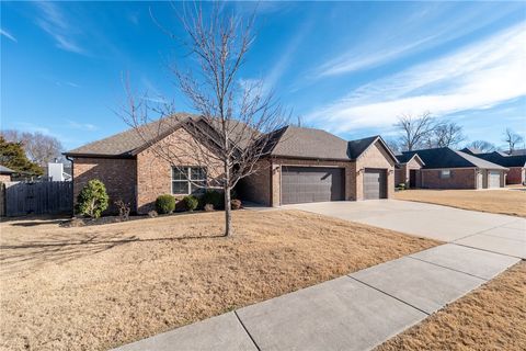 Photo of 1796 S Harding Place, Fayetteville, AR 72701 (MLS # 1333394)