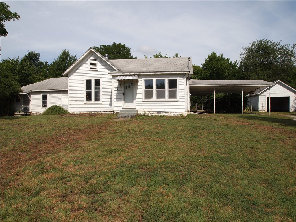 Home overlooks Mission Blvd and is in the heart of Fayetteville. Walking distance to Root Elementary, Wilson Park, Square, and Dickson St. This is a fixer upper on a big .61 acre lot with secluded feeling back yard. Comparable updated homes are have recently sold for approaching $200 SF. Great way to earn "sweat equity" or a solid flip home.