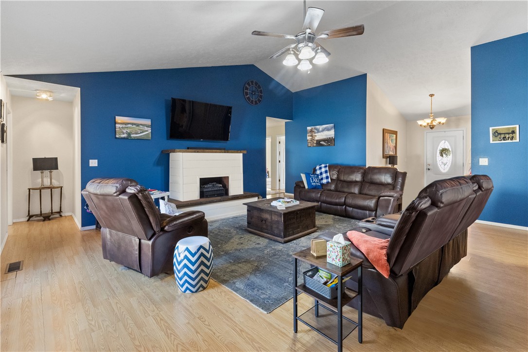 Lake life, golf, and wide-open livingāthis Diamond City retreat has it all. Spanning 4,000+ sqft with 5 bedrooms and 3 baths, this triple-lot property comes with no covenants or restrictions, giving you the freedom to make it truly your own.
Wake up in the vaulted primary suite, unwind in the soaking tub after a day on Bull Shoals Lake, or gather in the sunlit living room beneath soaring ceilings. The kitchen and breakfast nook are made for easy mornings, while the formal dining room brings everyone together at night.
Located across from the 3rd tee at Diamond Hills Golf Course, itās a golferās dream. The 2-car main garage plus basement garage offer plenty of storage for boats, lake gear, or side-by-sides.
Downstairs, youāll find two additional bedrooms, a full bath, and a second living area with its own private entrance. Set on 1.25± acres with a basketball court and just 2.4 miles from Bull Shoals Lake, this home is a rare mix of space, freedom, and fun.