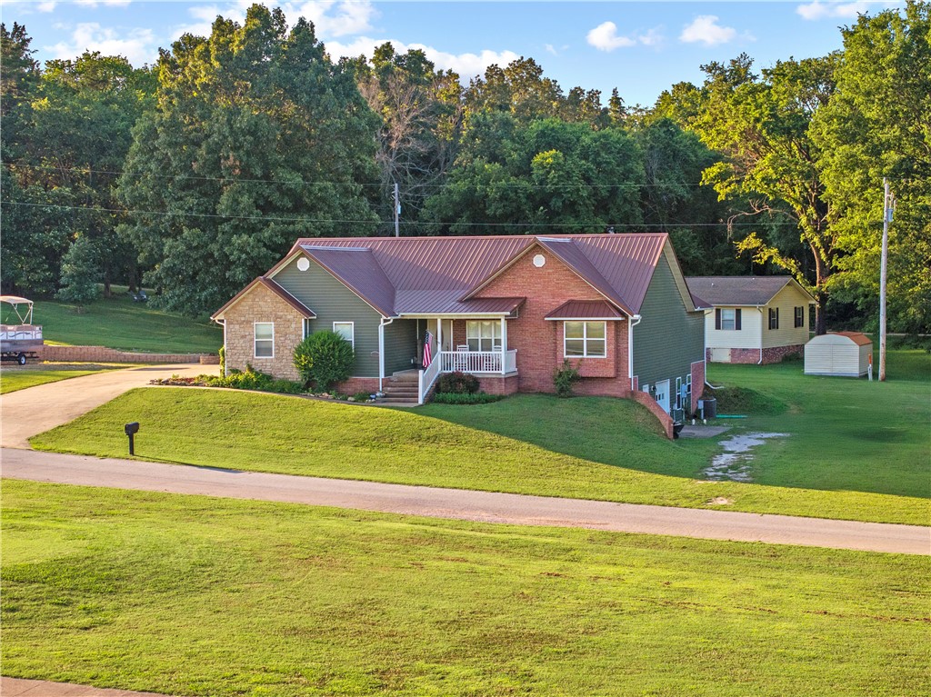 Freedom, space, & lake lifeāthis Diamond City gem delivers it all. With 4,000+ sqft, 5 bedrooms, 3 baths, & no restrictions, this home on a triple lot is made for living wide open. Whether you're dreaming of a full-time retreat, weekend getaway, or top-notch Airbnbāthis place gives you options.
Wake up in your vaulted primary suite, soak in the tub after a long lake day, or host friends in the light-filled living room with soaring ceilings. The kitchen & breakfast nook are ready for slow mornings, while the formal dining room brings everyone together at night.
Across from the 3rd tee at Diamond Hills Golf Course, this property is a golferās dreamā& the 2-car main garage plus basement garage are perfect for your clubs, lake gear, or side-by-side.
Downstairs: two more bedrooms, a full bath, & a second living area with private entrance.
Set on 1.25± acres with a basketball court & just 2.4 miles to Bull Shoals Lake, this oneās a rare mix of fun, flexibility, & freedom. Live it, rent it, or both.