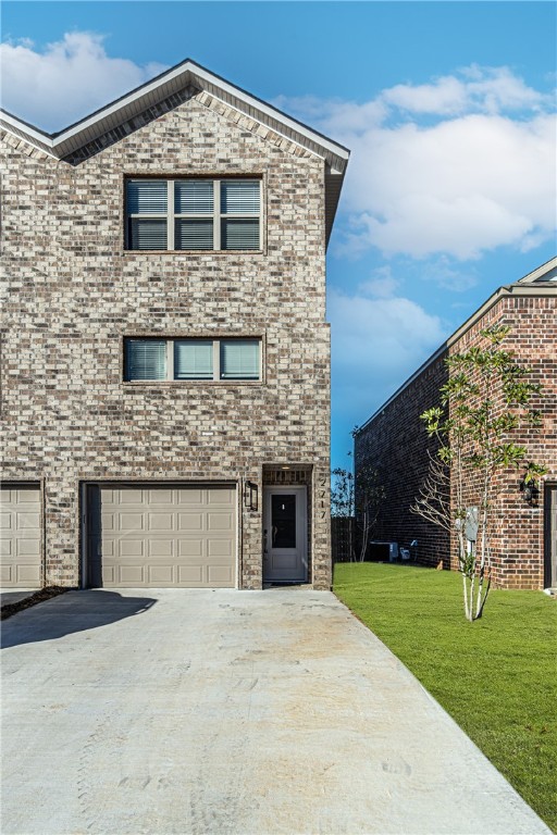 Stunning new construction townhome! Unit features modern fixtures and stainless steel appliances. Location is amazing, just across the street from Osage Park! Act fast, this won't be on the market long!