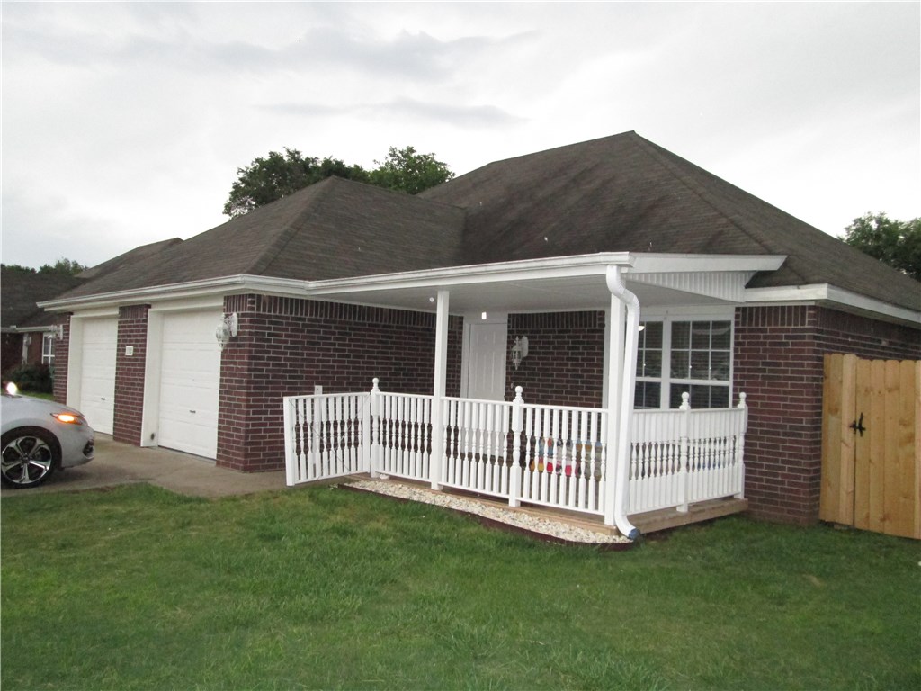 3 bedroom 2 full bath Duplex with many updates in both units such as laminate flooring, new carpet, granite counter tops, covered patio, new privacy fence. Spacious bedrooms and living room, recently re-painted and much more.