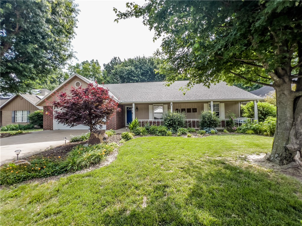 Great 3 bedroom 2 bath home in North Rogers! Located right down the road from the neighborhood park, walking trails and blocks from Restaurants, shopping, schools and entertainment. Home features: new flooring, high ceiling, granite countertops, spacious master suite, and a great backyard with lots of shade and a storage shed! Home is ready to move in!