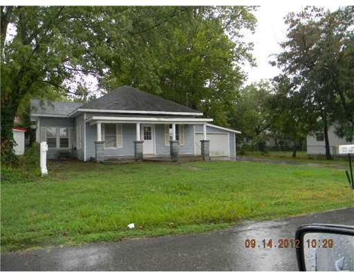 2 BED 1 BATH ON LARGE LOT. WALKING DISTANCE TO WALMART,SONIC ,SUBWAY AND CITY HALL
