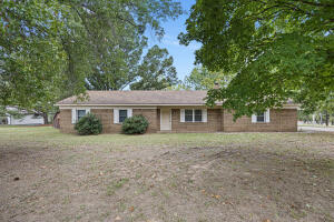Big Bank for your Buck! Over 2500 sqft for under $240,000! Add into this deal almost 1.5 acres just outside of Russellville and you got a great deal! Large Bonus room and living room, perfect for kids game room or an extra bedroom. You got to take a look at this one before it's gone!
