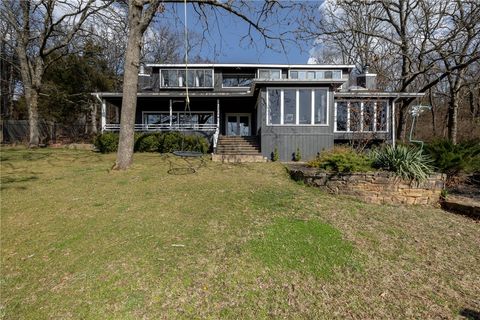 Photo of 585 N Rockcliff Road, Fayetteville, AR 72701 (MLS # 1337899)