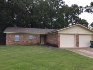 3 bedroom 2 bath, fenced back yard, split floor plan