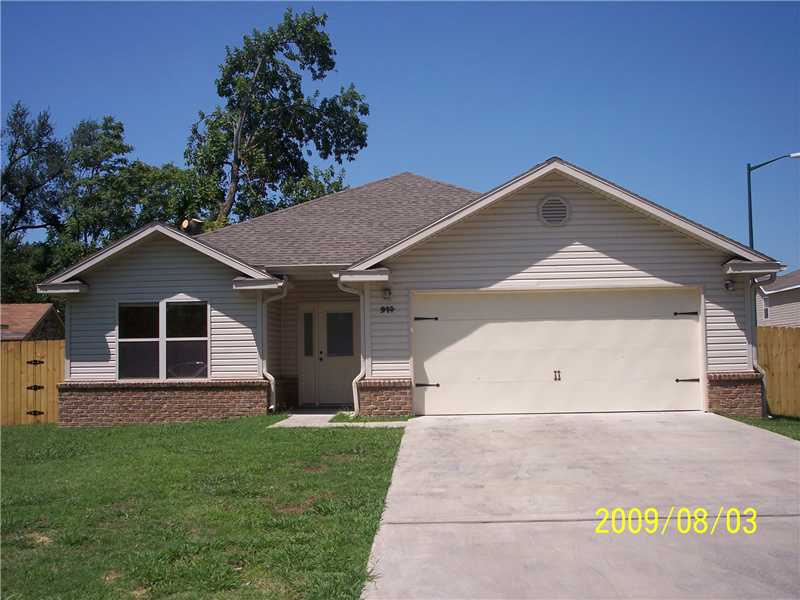 3 BR/2BA/2 CAR GARAGE WITH A LARGE FENCED BACKYARD. CARPET, WOOD, AND STAINED CONCRETE FLOORS. LARGE MASTER BATH WITH SEPARATE TUB AND SHOWER WITH A WALK IN CLOSET. PETS CONSIDERED ON A CASE-BY-CASE BASIS.