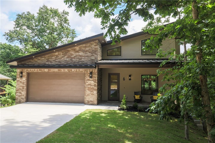 Photo 1 of 28 — 32 Warwick Drive, Bella Vista, AR 72714