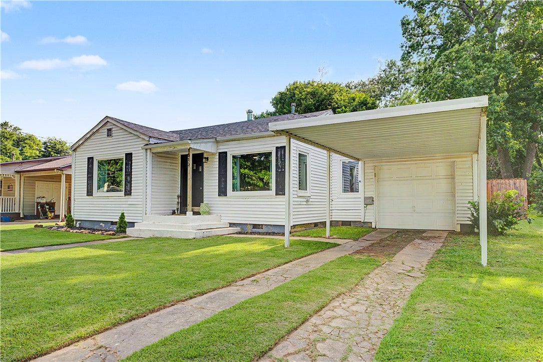 Photo 1 of 21 — 610 South Oak Hill Street, Siloam Springs, AR 72761