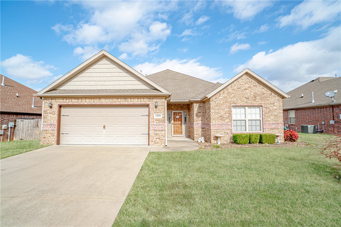 Charming Rogers home in the ideal location! Perfect starter home or investment property to rent out! This home features a split bedroom floor plan, tiled, walk-in shower in master, crown molding, and granite countertops.Ā Enjoy time outside with your large fenced in yard and back patio. Neighborhood is quiet. Welcome home!