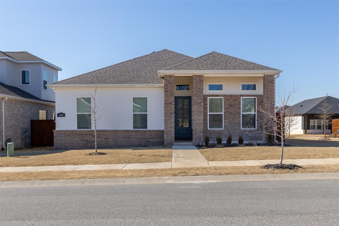 - Large, open layout.
- Fenced back yard.
- Good location, close to Bentonville Community Center and SW Regional Airport Blvd. In a quiet and well-maintained neighborhood.
- Refrigerator, stove, microwave included. Laundry hookups on-site.