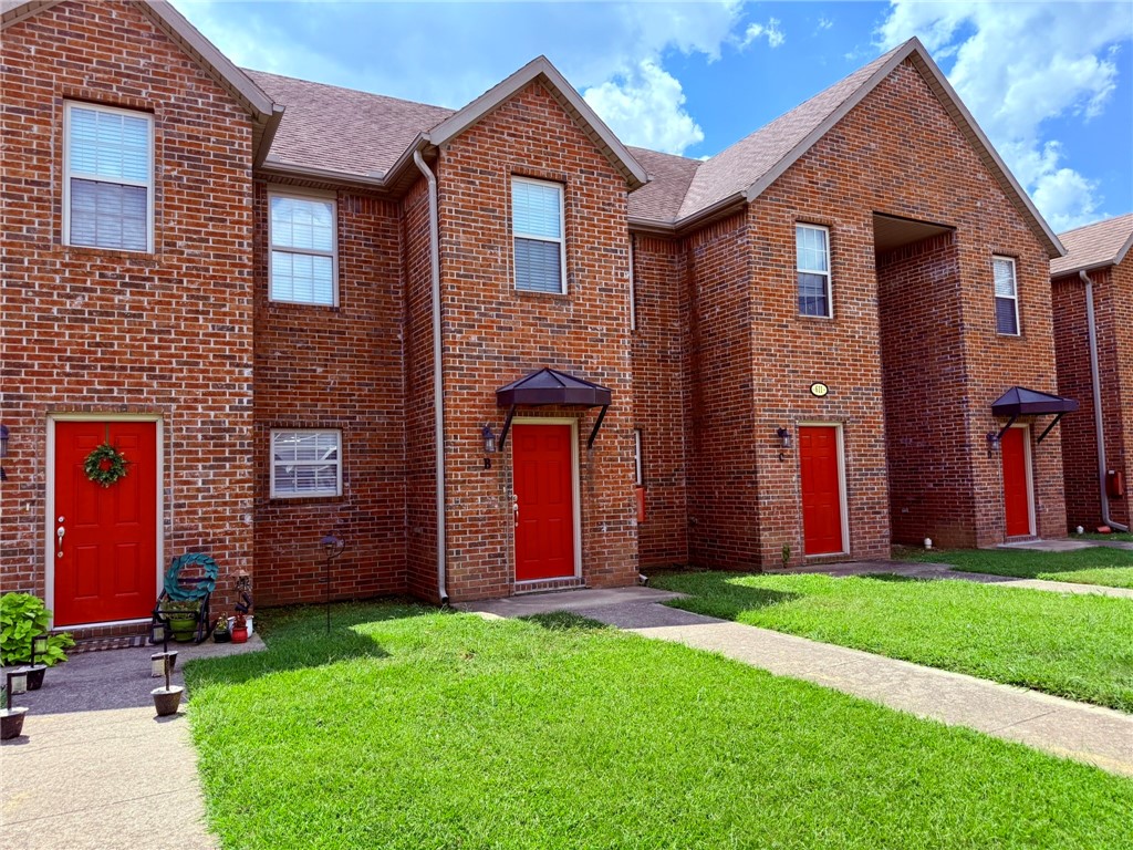 Newly remodeled townhome in Springdale. 2 bedroom 1 1/2 bath. Vinyl plank flooring on main level, new carpet upstairs. Just a walk to Springdale Hospital. Washer/dryer and refrigerator included.