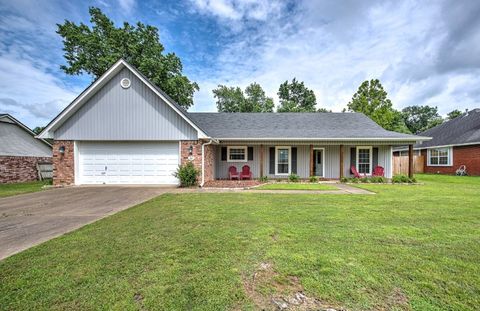 Photo of 1305 N Cardinal Drive, Rogers, AR 72756 (MLS # 1348456)