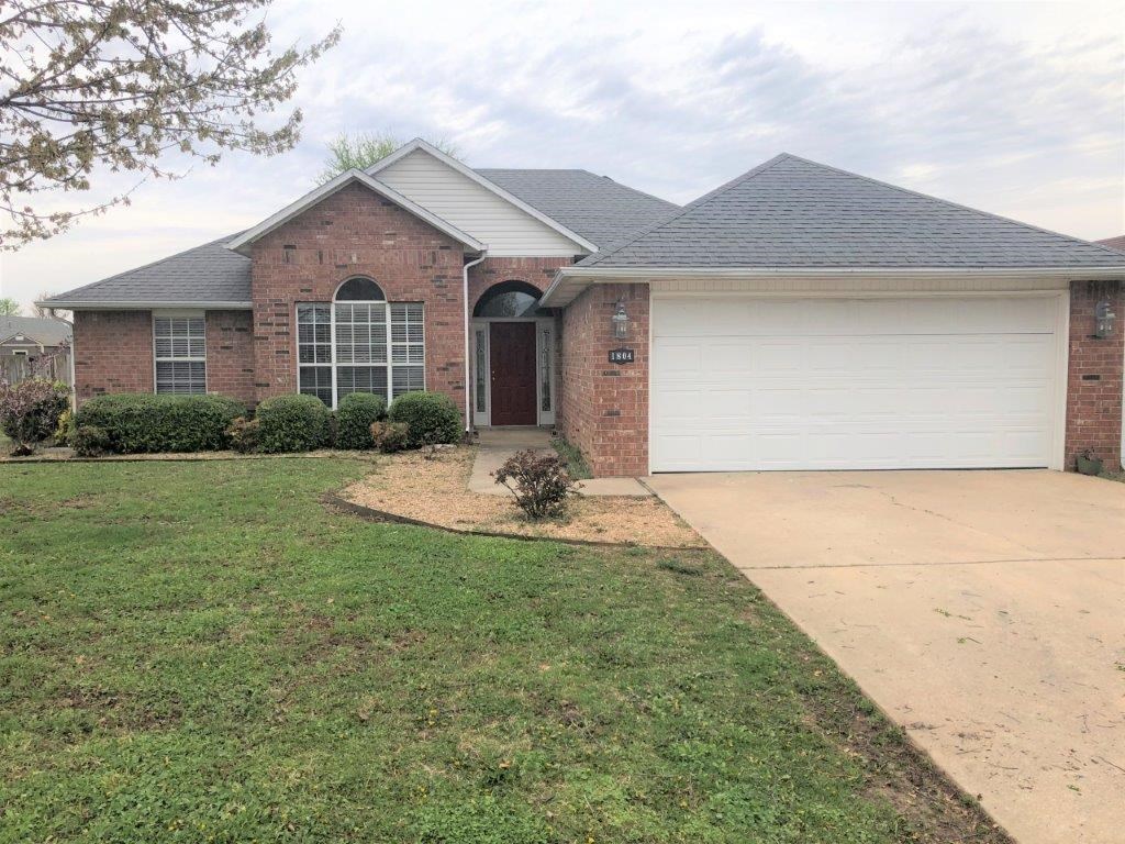 Bright & airy 4 bed/2 bath brick home w/large windows and high ceilings. Split floor plan, granite and quartzite counters, master suite w/ tray ceiling, large walk-in closet, separate tub & shower. 4th bedroom at front of house w/high ceilings, large windows, wood floors, & closet would also make an excellent home office! Bike/walking trails, Bentonville Community Center, highly-ranked schools, shopping, & restaurants nearby. No pets. No smoking. Agent-owned.