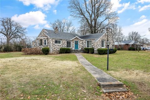 Photo of 1201 Oak Ridge Drive, Neosho, MO 64850 (MLS # 1330981)