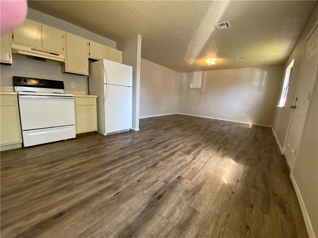 Recently updated quaint 2 bedroom 1 bath home in the heart of Springdale. Close to shopping, grocery, medicaL facilities, and more! Amenities included: central air, central heat, dishwasher, washer dryer, and refrigerator. No Utilities included. Pet friendly.