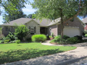 Immaculate and gorgeous newer brick home in the Brookefield II subdivision. Beautiful landscaping and privacy fenced back yard with a sprinkler system. Large kitchen, tall ceilings, fantastic master suite with a 5-fixture master bathroom, gas fireplace, den, and a huge laundry room with utility sink. Beautiful inside and out!