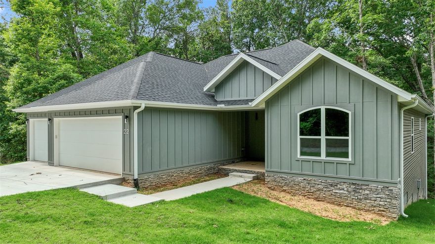 Beautiful Four bedroom home in the Bentonville School District! Home features open
living room and kitchen area, split floor plan, walk in pantry, granite countertops, and wood and tile floors throughout. Master bath has walk in shower and a master closet to get lost in! Enjoy a quiet evening on the covered back porch or cozy up by the fireplace on a cold evening. Home also has a three car garage for extra storage!