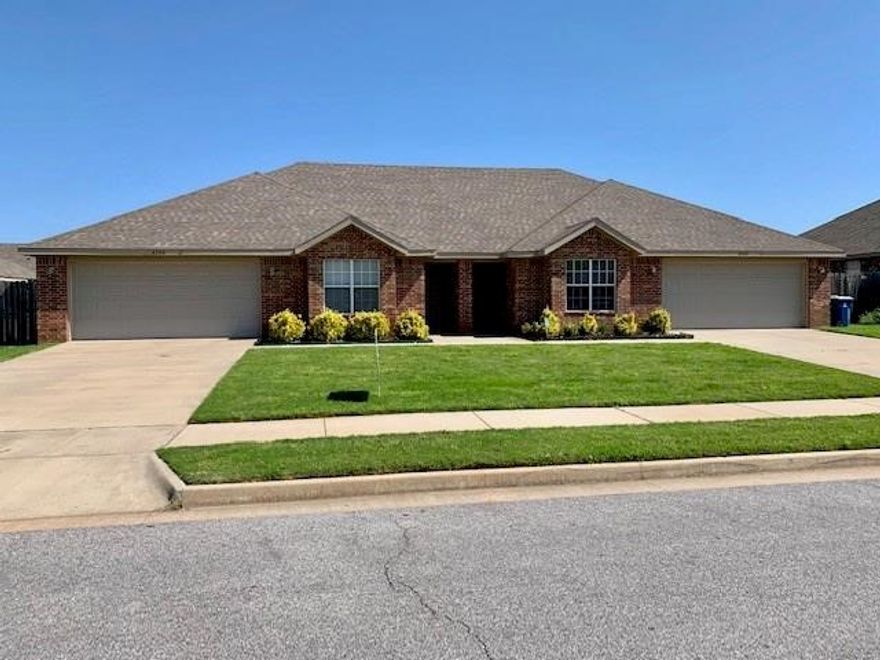 Great location close to everything Bentonville has to offer. This 3 bedroom, 2 bath duplex is just off of Hwy 102 in Bentonville and comes with all appliances, approx 1250 sq ft with a 6ft Privacy fenced yard and more!