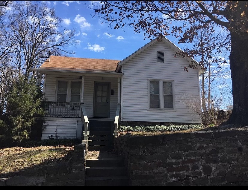1921 Bungalow in the heart of downtown Fayetteville. Blocks from town square, Dickson Street, Blair Library, The Art District and Razorback Greenway.